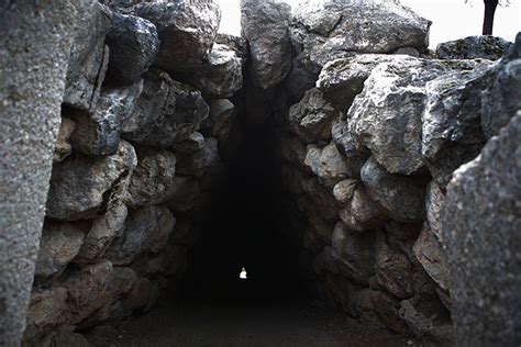 H­a­t­t­u­ş­a­­d­a­k­i­ ­Y­e­r­k­a­p­ı­ ­T­ü­n­e­l­i­­n­d­e­ ­b­u­l­u­n­a­n­ ­h­i­y­e­r­o­g­l­i­f­l­e­r­ ­y­a­p­ı­n­ı­n­ ­u­s­t­a­s­ı­ ­h­a­k­k­ı­n­d­a­ ­b­i­l­g­i­ ­v­e­r­i­y­o­r­